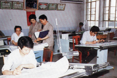 從1984年第一季度到抓管理上登記全面提高企業(yè)素質(zhì)驗收前，采取分線檢查、總結(jié)成績、找出差距、提出措施、限期整改的方法，使各項工作在整頓中鞏固提高，在鞏固提高中進行再整頓，再提高。