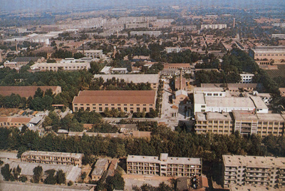 推土機總廠本部廠區(qū)。山東推土機總廠建立時，固定資產(chǎn)原值為2569萬元，占地面積為517538平方米，建筑面積為170861平方米。