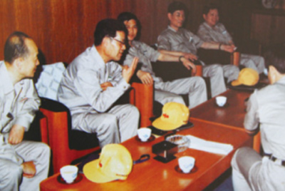 為了學習外國先進技術(shù)和管理方法，前往引進技術(shù)與設(shè)備的國家進行實地考察。薛仲光廠長在日本。