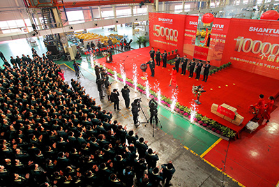 推土機事業(yè)部總裝工廠隆重舉行推土機第50000臺下線慶典儀式。這一激動人心的歷史時刻標志著50000臺不僅僅是一個數(shù)量的積累，更是山推管理水平、生產(chǎn)規(guī)模、制造技術(shù)、研發(fā)能力、銷售能力等綜合能力的體現(xiàn)，標志著山推推土機產(chǎn)業(yè)整體實力進一步增強，是從量變到質(zhì)變的飛躍。