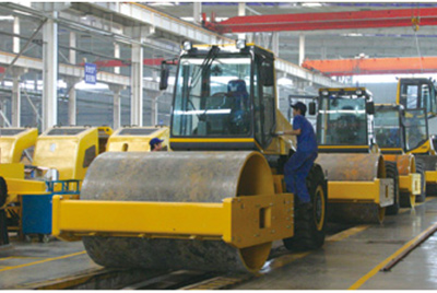 2002年2月，由履帶廠開發(fā)研制的YZ18液壓振動壓路機，順利下線。