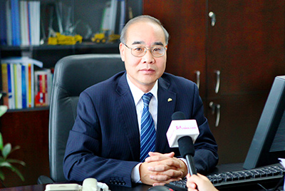 張秀文董事長在接受中國山東網(wǎng)專題采訪時，就公司踐行“厚道魯商”倡樹行動進行回答，介紹了山推把“仁義、誠信、厚道”的文化精髓融入到生產(chǎn)經(jīng)營的全過程的典型做法和“誠敬做產(chǎn)品，誠信做企業(yè)”的經(jīng)營理念，在工程機械行業(yè)樹立起了“厚德堅韌”的山東國企形象