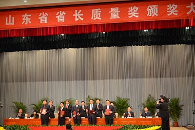 1月11日，山東省第三屆省長質(zhì)量獎表彰大會在山東省政府禮堂召開。