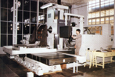 BPN-13B(R4)數(shù)控臥式加工中心。廠房擴建加大，設(shè)備填平補齊，增加精、大、稀設(shè)備，新上生產(chǎn)線，提高企業(yè)裝備素質(zhì)，使山推廠成為名副其實的大馬力推土機生產(chǎn)廠。