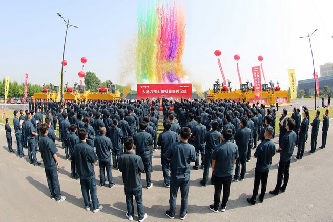 5月17日，山推向中煤平朔集團一次性交付六臺中國最大馬力推土機。